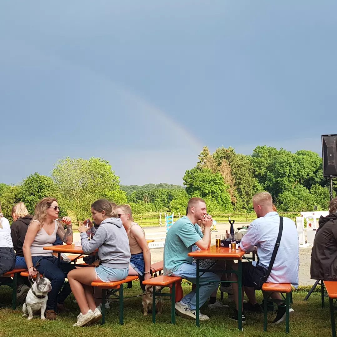 Leute auf einer Bank lachend beim Turnier in Hausdorp